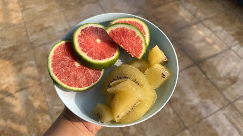 Fruit platter berisi jeruk Cara Cara dan kiwi Golden