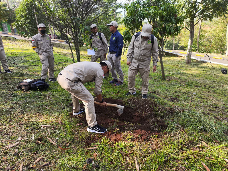 Peserta diklat menggali tanah tempat bibit tanaman akan ditanam