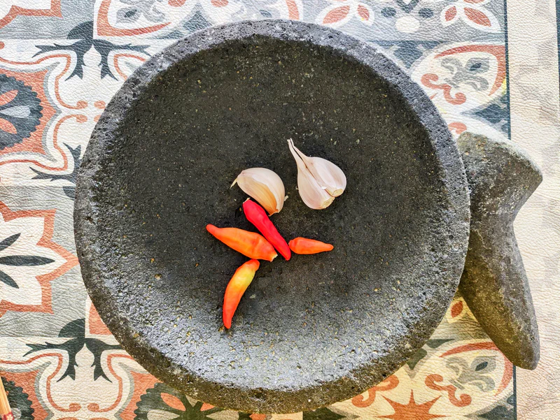 Bawang Putih dan Cabai Rawit di atas cobek