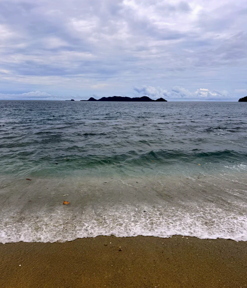Air jernih di pantai